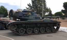 El carro de combate M-60A3 expuesto en las cercanas del edificio de mando de la EIMGAF. (Foto Armada)