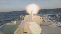 NEMO abriendo fuego desde el buque (Swede Ship Marine)