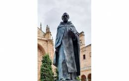 Francisco de Vitoria delante del Convento de San Esteban (Salamanca)