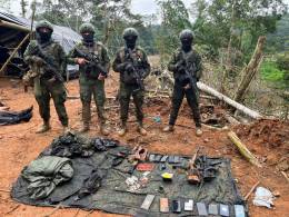 Efectivos del Ej�rcito Ecuatoriano, armados con fusiles de Asalto IWI ARAD 5 de 5,56 x 45 mm, con el armamento incautado tras el enfrentamiento con elementos de Grupo Irregulares Armados (GIA). 