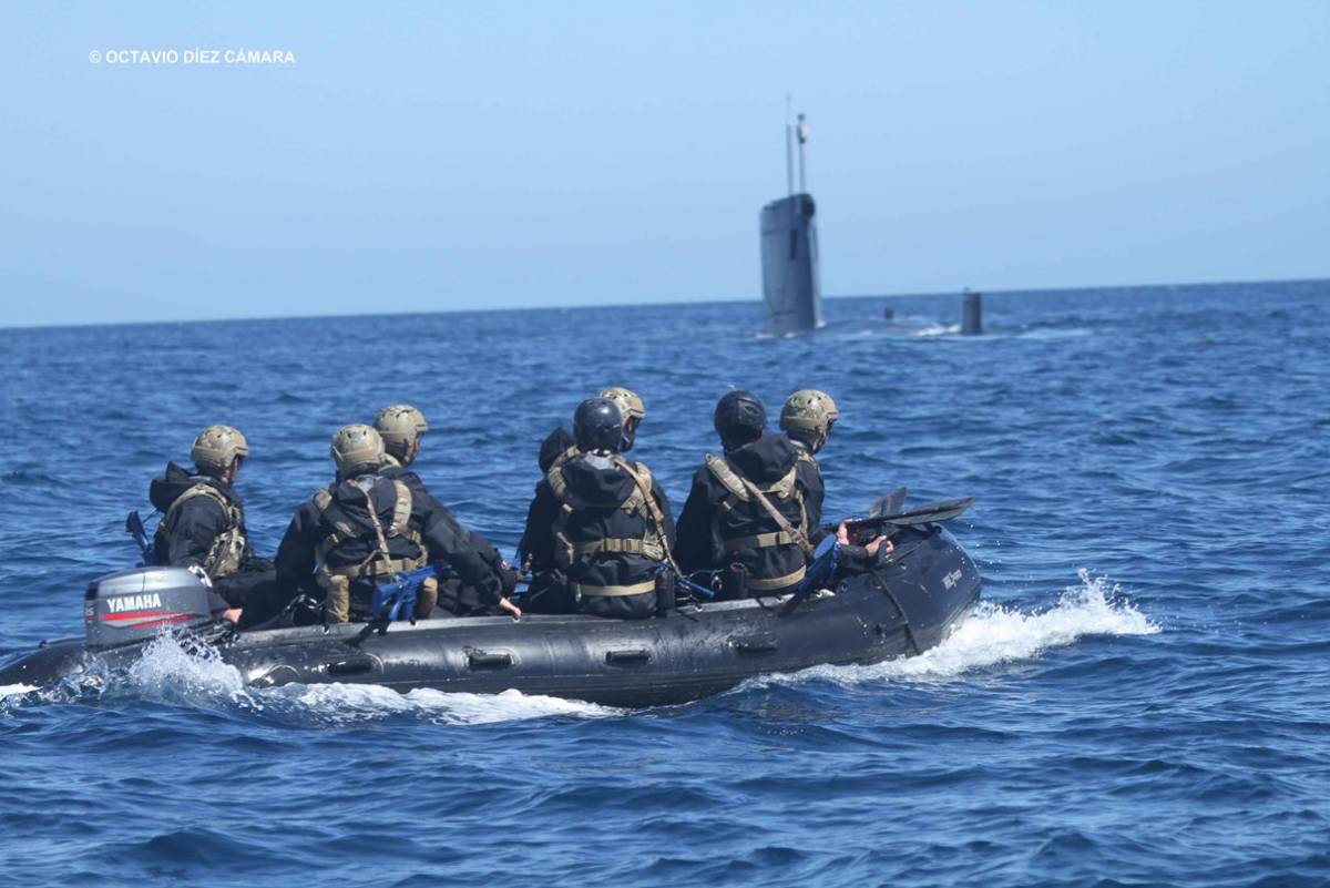 Cuando el submarino emerge parcialmente es fácil aproximarse a él para realizar la práctica de cubierta húmeda en la que la FGNE es especialmente competente. (Octavio Díez Cámara) Cuando el submarino emerge parcialmente es fácil aproximarse a él para realizar la práctica de cubierta húmeda en la que la FGNE es especialmente competente. (Octavio Díez Cámara)
