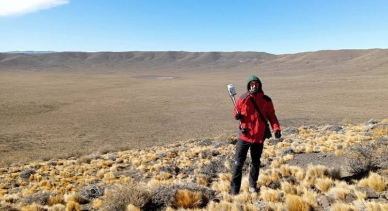 Vista del cráter durante un perfil realizado con un magnetómetro escalar. Vista del cráter durante un perfil realizado con un magnetómetro escalar.