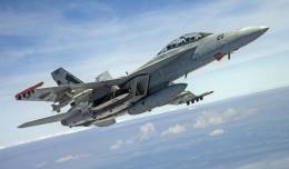 Los cazabombarderos navales F-18F Super Hornet pueden llevar dos de estos potentes misiles y dispararlos contra objetivos a unos cuatrocientos kilmetros de distancia. (Lockheed Martin)