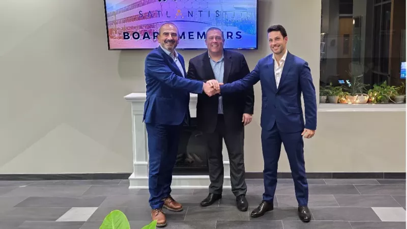 De izquierda a derecha: Juan Tomás Hernani, CEO del Grupo Satlantis; Scott McCurdy, CEO de Encino Environmental Services, y Aitor Moriñigo, CEO de Satlantis LLC. Foto: Satlantis De izquierda a derecha: Juan Tomás Hernani, CEO del Grupo Satlantis; Scott McCurdy, CEO de Encino Environmental Services, y Aitor Moriñigo, CEO de Satlantis LLC. Foto: Satlantis