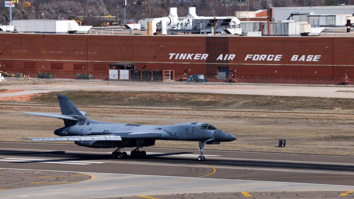 El B-1B “Lancelot” aterrizando en la AFB de Tinker (Oklahoma). (Foto USAF) El B-1B “Lancelot” aterrizando en la AFB de Tinker (Oklahoma). (Foto USAF)