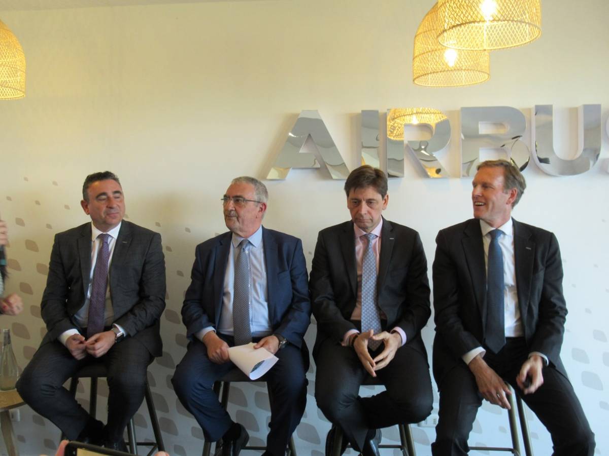 Los participantes en la conferencia. De izquierda a derecha Victor de la Vela, Alberto Robles, Arturo Barreira y Wouter van Wersch (autor)