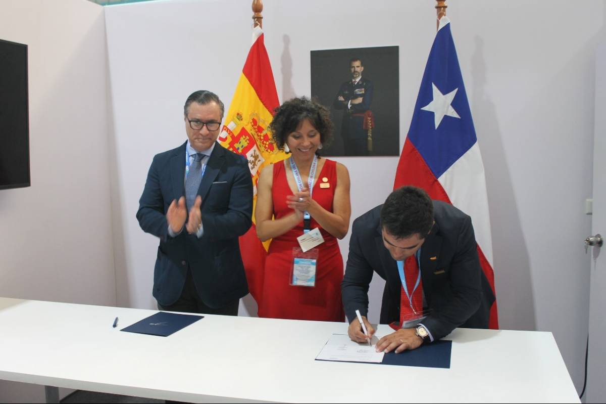 Cesar Ramos, Director General de TEDAE, Loreto Moraga Guerrero, presidente de ACHIDE y Sebastián Jaraquemada, Tesorero de ACHIDE. Cesar Ramos, Director General de TEDAE, Loreto Moraga Guerrero, presidente de ACHIDE y Sebastián Jaraquemada, Tesorero de ACHIDE.