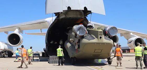 Momento del embarque de uno de los CH-47F “Chinook” de la Aviación del Ejército de Tierra español en el An-124. (Foto Ejército de Tierra) Momento del embarque de uno de los CH-47F “Chinook” de la Aviación del Ejército de Tierra español en el An-124. (Foto Ejército de Tierra)