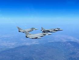 Formacin espaola sobre Bulgaria encabezada por Harrier y dos Eurofighter. (Foto Estado Mayor de la Defensa)