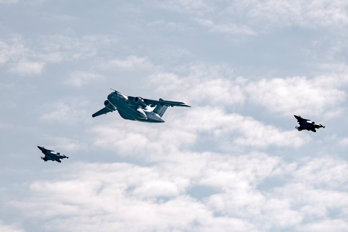 Momento de la llegada del C-390, escoltado por los JAS-39 a la base area Kecskemt.  (Foto Magyar Lgier)