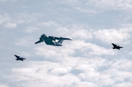 Momento de la llegada del C-390, escoltado por los JAS-39 a la base area Kecskemt.  (Foto Magyar Lgier)