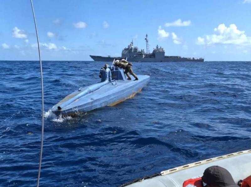 El semisumergible capturado al fondo se ve el USS “Leyte Gulf”. (Foto US Navy) El semisumergible capturado al fondo se ve el USS “Leyte Gulf”. (Foto US Navy)