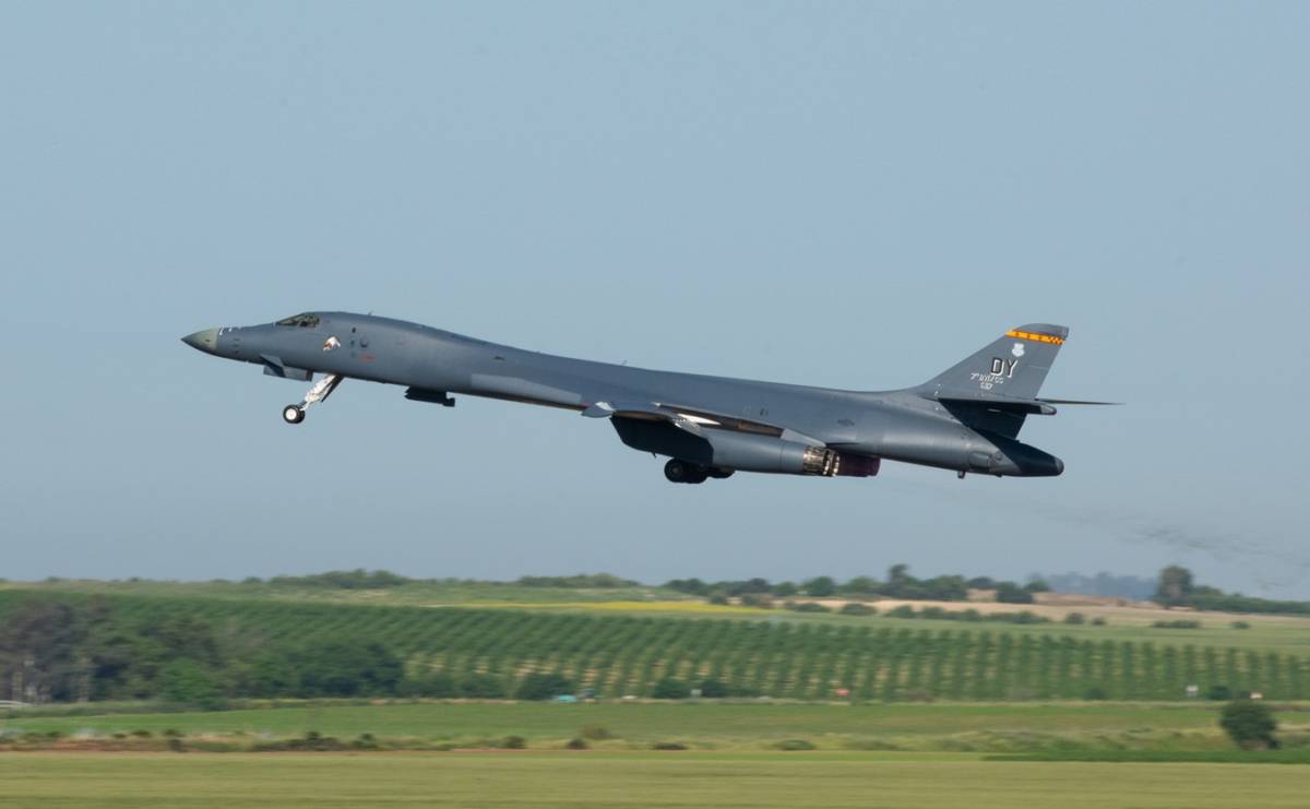 Uno de los B-1B desplegados en España durante su fase de despegue en Morón. (foto USAF-Eve Daugherty) Uno de los B-1B desplegados en España durante su fase de despegue en Morón. (foto USAF-Eve Daugherty)