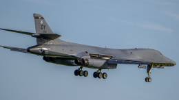 Uno de los bombarderos estratégicos B-1B aterrizando en Morón. (foto José Antonio Almarza) Uno de los bombarderos estratégicos B-1B aterrizando en Morón. (foto José Antonio Almarza)