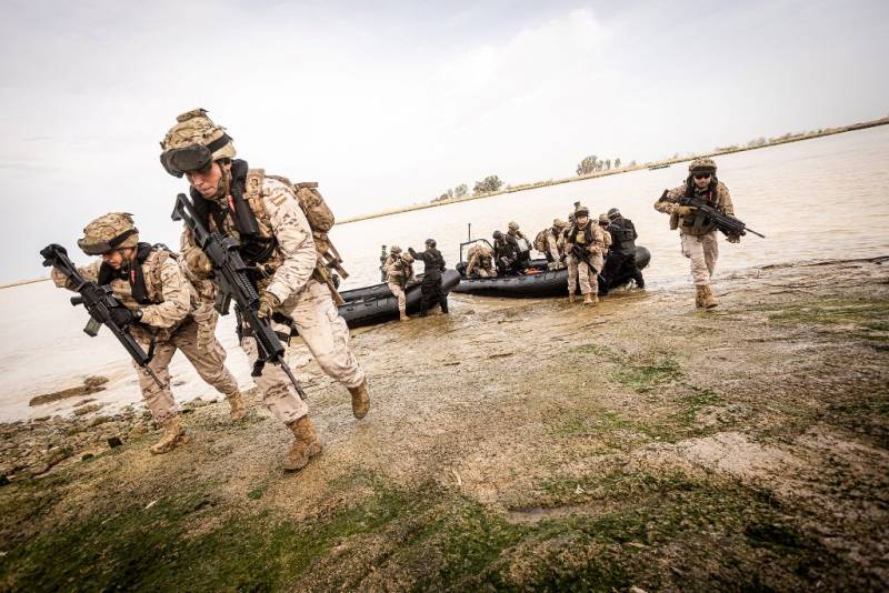 Los infantes de Marina desembarcan de la 6 Compaa desembarcan en la ribera del Guadalquivir. (Foto Tercio de Armada)