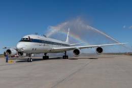 Ultimo aterrizaje del DC-8 de la NASA, donde los bomberos de la base d Palmdale le han hecho el arco de agua. (Foto NASA)