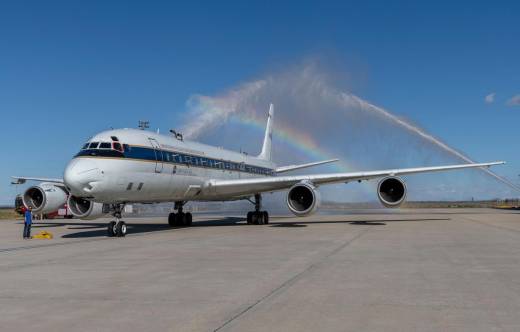 Ultimo aterrizaje del DC-8 de la NASA, donde los bomberos de la base d Palmdale le han hecho el arco de agua. (Foto NASA)