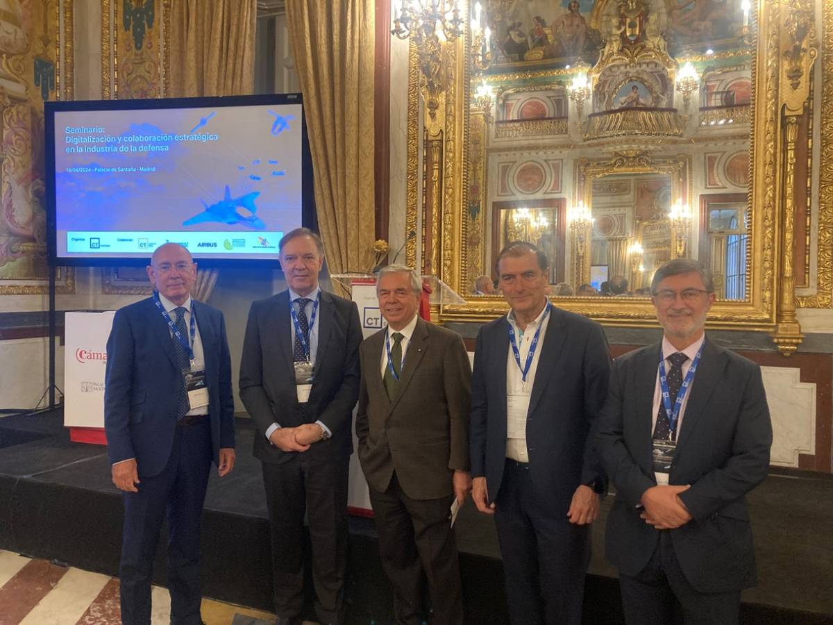 Carlos Suárez, presidente del Consejo Asesor del CID (CACID); el TG del EAR Rubén García Servert, vicepresidente del CACID; el vicealmirante ingeniero Manuel Martínez Ruiz, miembro del CACID y el ingeniero de Telecomunicación Jesús Reyes, director del Programa de Guerra Electrónica del CID. Carlos Suárez, presidente del Consejo Asesor del CID (CACID); el TG del EAR Rubén García Servert, vicepresidente del CACID; el vicealmirante ingeniero Manuel Martínez Ruiz, miembro del CACID y el ingeniero de Telecomunicación Jesús Reyes, director del Programa de Guerra Electrónica del CID.