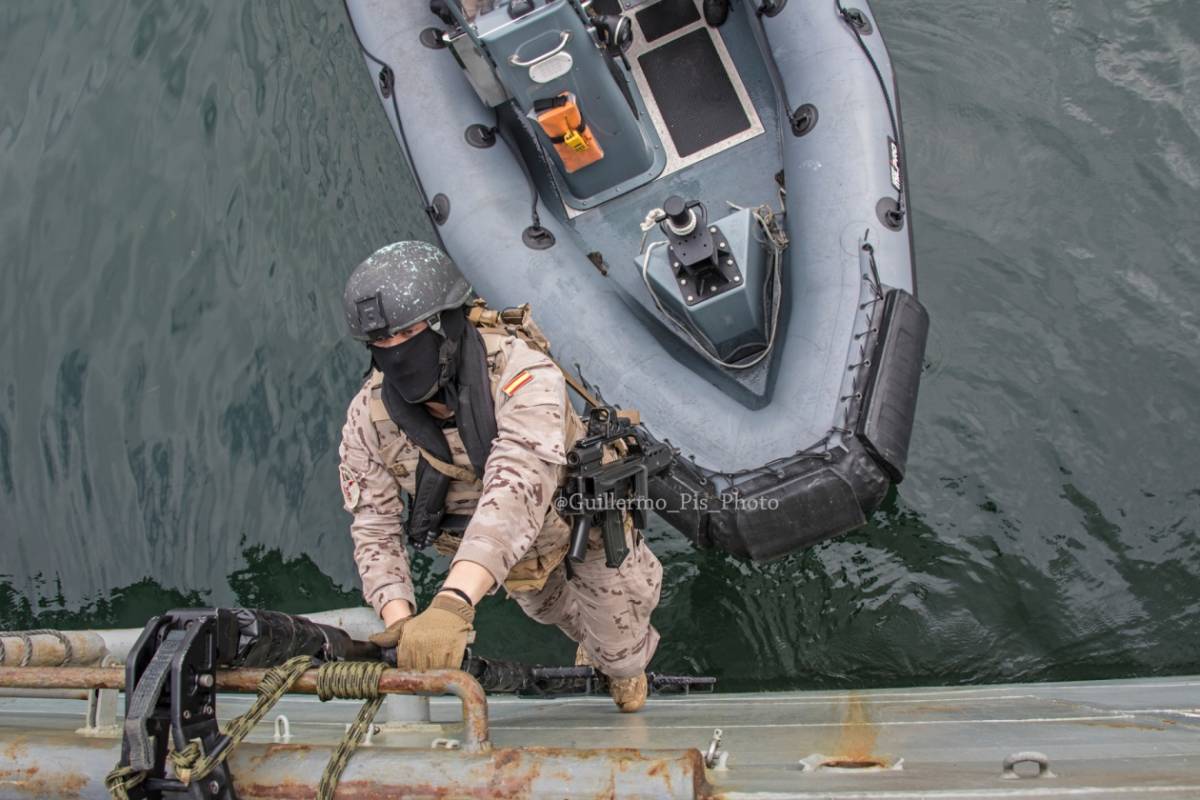 La utilizacion de pertigas de asalto desde embarcaciones o Fast-Rope desde helicoptero, son los medios habitualmente utilizados por los EOS para abordar sus objetivos. La utilizacion de pertigas de asalto desde embarcaciones o Fast-Rope desde helicoptero, son los medios habitualmente utilizados por los EOS para abordar sus objetivos.