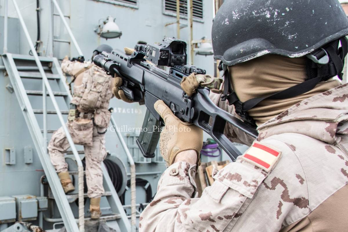 Una vez el Equipo se encuentra a bordo, es prioritario asegurar tanto el exterior como el interior del barco. Una vez el Equipo se encuentra a bordo, es prioritario asegurar tanto el exterior como el interior del barco.