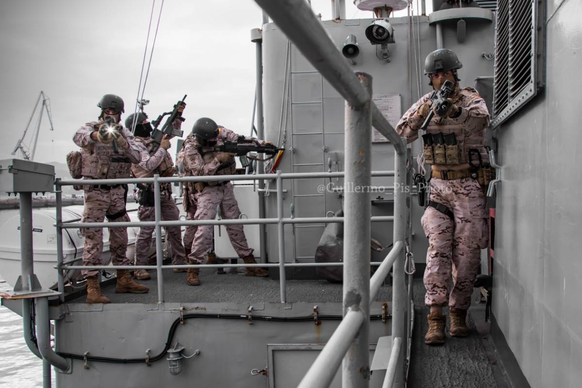 Aunque en la actualidad todos los buques de la Armada tienen constituidos sus Trozos de Visita y Registro (TVR) con personal de su dotación, la tendencia actual es que cuando un buque vaya a realizar Operaciones de Seguridad Marítima, embarque un EO de la Fuerza de Infantería de Marina, como Elemento de Seguridad. Aunque en la actualidad todos los buques de la Armada tienen constituidos sus Trozos de Visita y Registro (TVR) con personal de su dotación, la tendencia actual es que cuando un buque vaya a realizar Operaciones de Seguridad Marítima, embarque un EO de la Fuerza de Infantería de Marina, como Elemento de Seguridad.