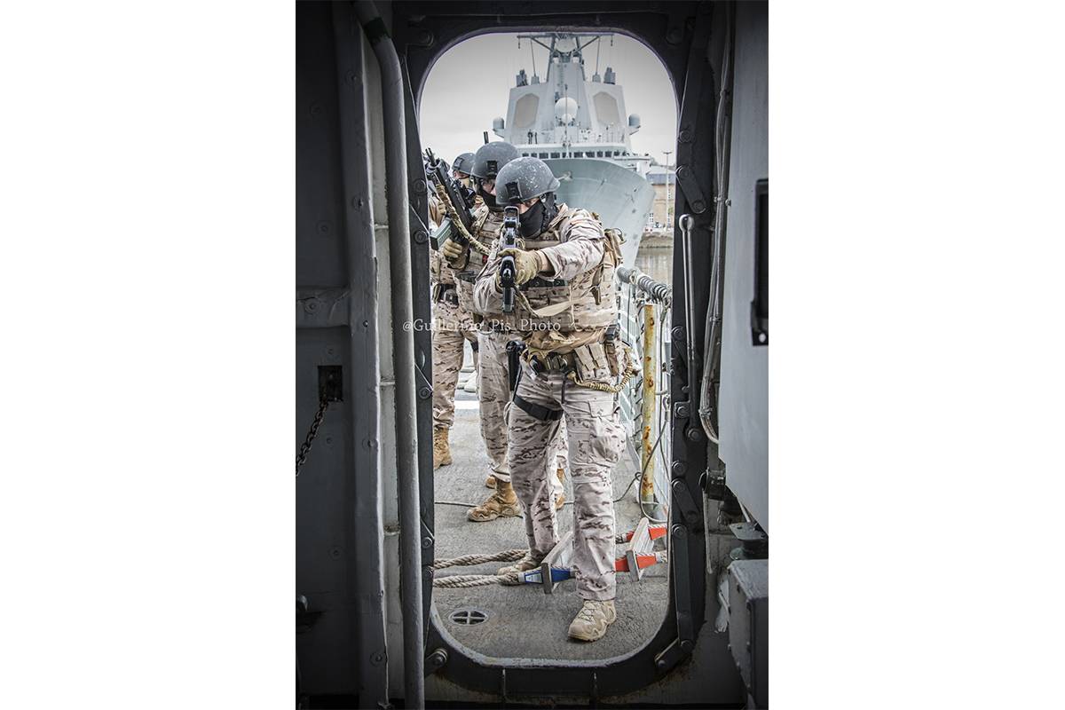 EOS pertenecientes al TerNor (Tercio Norte) asegurando el buque intervenido durante un ejercicio. EOS pertenecientes al TerNor (Tercio Norte) asegurando el buque intervenido durante un ejercicio.