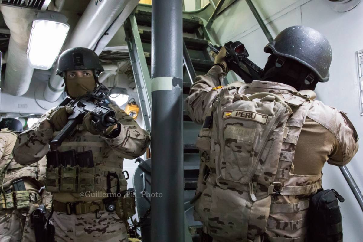 Defensa personal, técnicas de cacheo y conducción de personal , primeros auxilios,close quarters battle (CQB).....son parte del intenso adiestramiento que reciben estos Infantes de Marina para el desempeño de sus misiones. Defensa personal, técnicas de cacheo y conducción de personal , primeros auxilios,close quarters battle (CQB).....son parte del intenso adiestramiento que reciben estos Infantes de Marina para el desempeño de sus misiones.