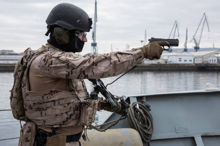 En la actualidad se ha implementado la formacion en escolta y proteccion de autoridades para poder crear dispositivos de seguridad a los posibles VIP en zona de operaciones. Las autoridades suelen realizar KLE(Key Leader Engagement)con personajes relevantes de las comunidades donde se despliega para conocer las necesidades y dedicar los esfuerzos de forma mas eficiente.