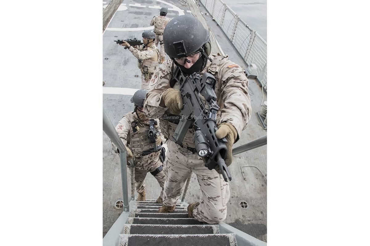 Los Equipos Operativos de Seguridad apoyan las labores de seguridad y defensa de nuestros buques desplegados en operaciones. Los Equipos Operativos de Seguridad apoyan las labores de seguridad y defensa de nuestros buques desplegados en operaciones.