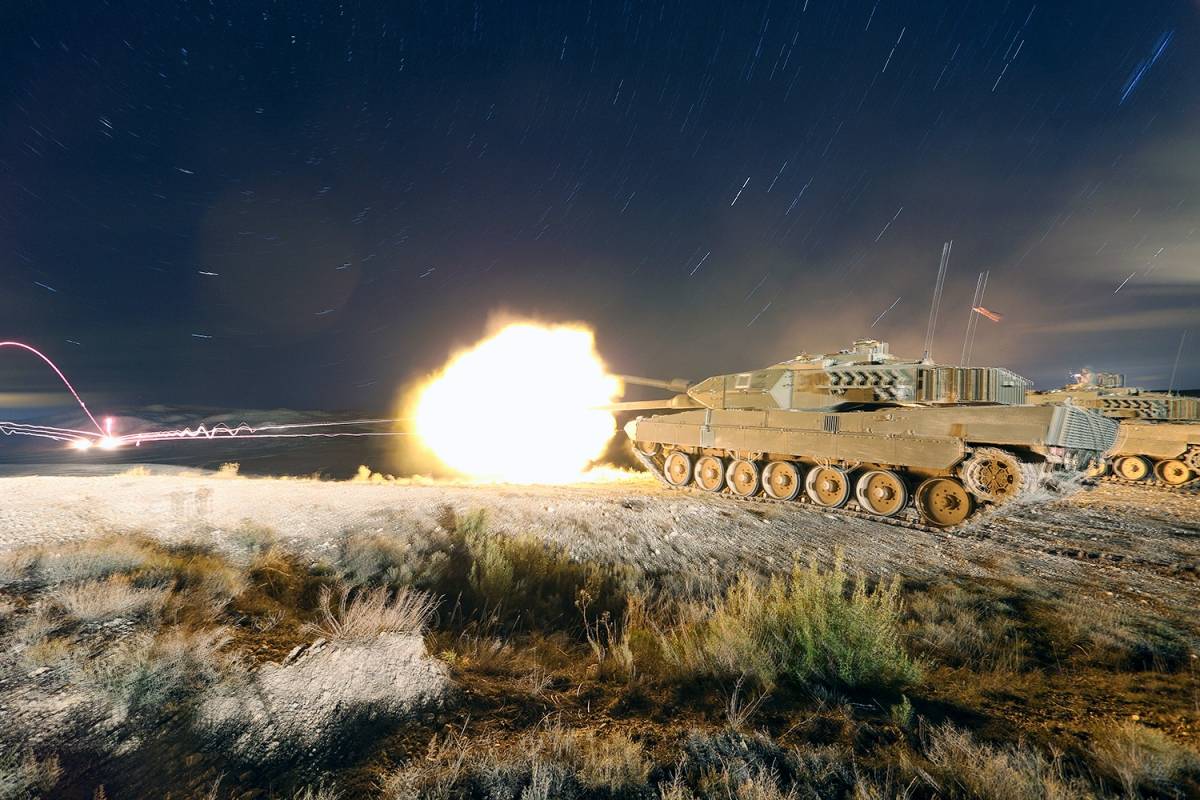 Carros de combate Leopardo 2E en un ejercicio (Ejército de Tierra) Carros de combate Leopardo 2E en un ejercicio (Ejército de Tierra)