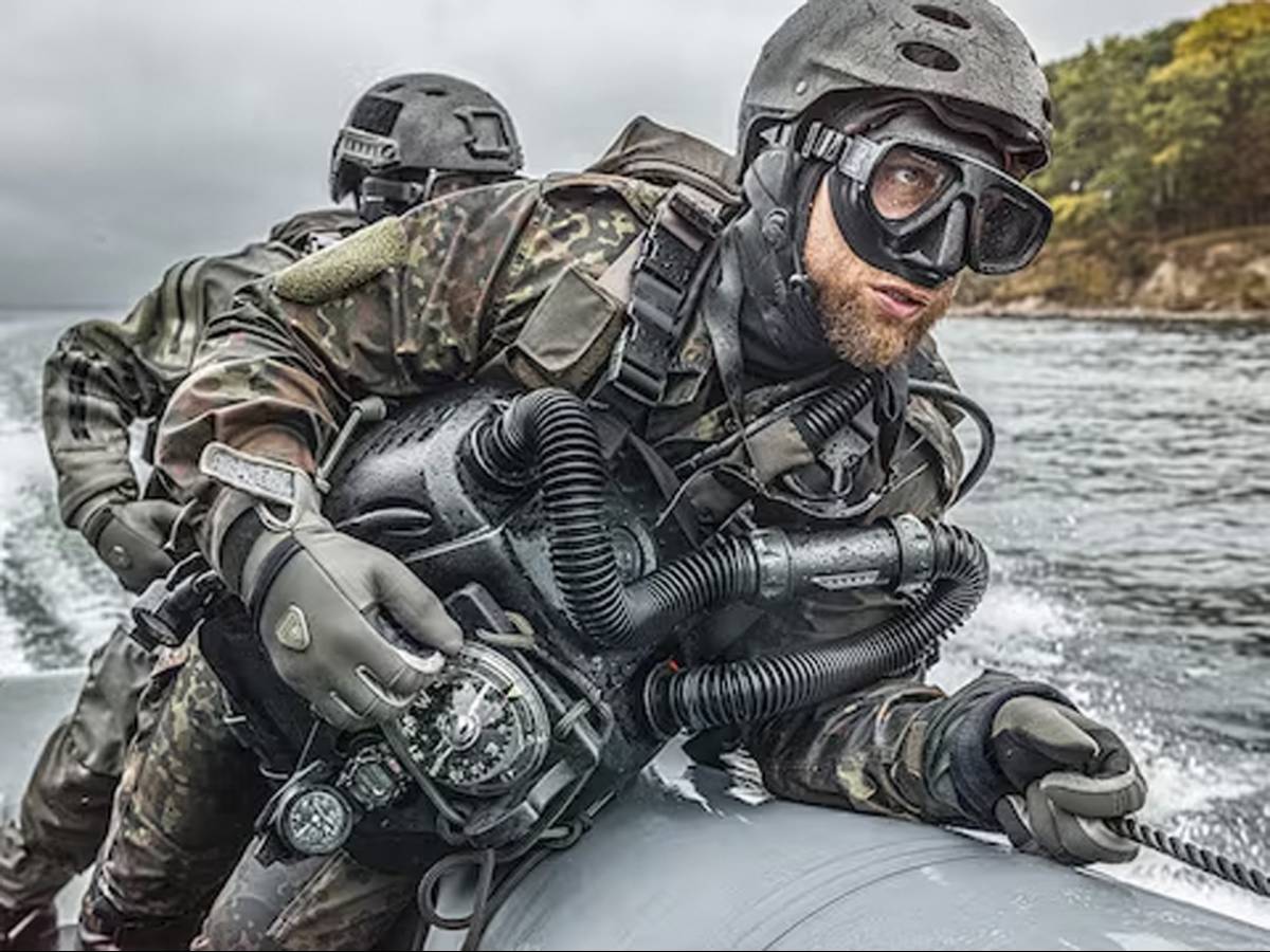 Los operadores de la FGNE ya disponen del novedoso equipo LAR 8000 que les permite bucear en distintas modalidades y hacerlo de forma discreta. (Dräger) Los operadores de la FGNE ya disponen del novedoso equipo LAR 8000 que les permite bucear en distintas modalidades y hacerlo de forma discreta. (Dräger)