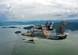 Aviones de ataque ligero a tierra Hongdu K-8W Karakorum en formaci�n de cu�a. (Foto: AMB)