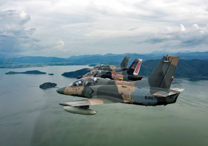 Aviones de ataque ligero a tierra Hongdu K-8W Karakorum en formación de cuña. (Foto: AMB) Aviones de ataque ligero a tierra Hongdu K-8W Karakorum en formación de cuña. (Foto: AMB)