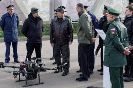 El Ministro de Defensa de Rusia ha asistido a una reciente presentaci�n de nuevos drones con capacidad para cuatro granadas que armar�n a sus tropas. (MD Rusia)