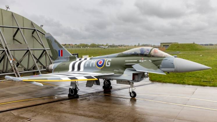 El Typhoon de la RAF pintado con los colores de los aviones de combate de la Segunda Guerra Mundial. (foto Ministerio de Defensa)