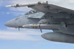 Un F/A-18 S�per Hornet de la US Navy portando un AARGM-ER bajo su ala izquierda. (foto US Navy)