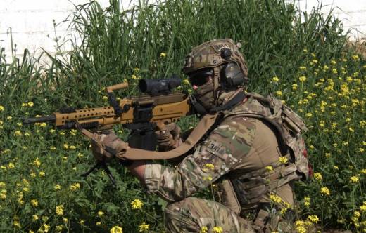 Un miembro del MOE empuando la ametralladora MG5. (foto MOE)