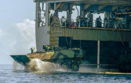 Uno de los ACV del USMC saliendo del dique USS Harpers Ferry. (foto USMC)