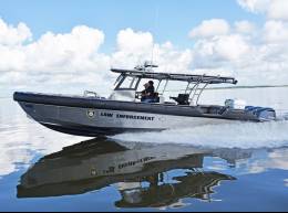 Bote patrullero 36 Fearless de la Oficina de Aplicaci�n de la Ley de la NOAA. (Foto Metal Shark Boats)