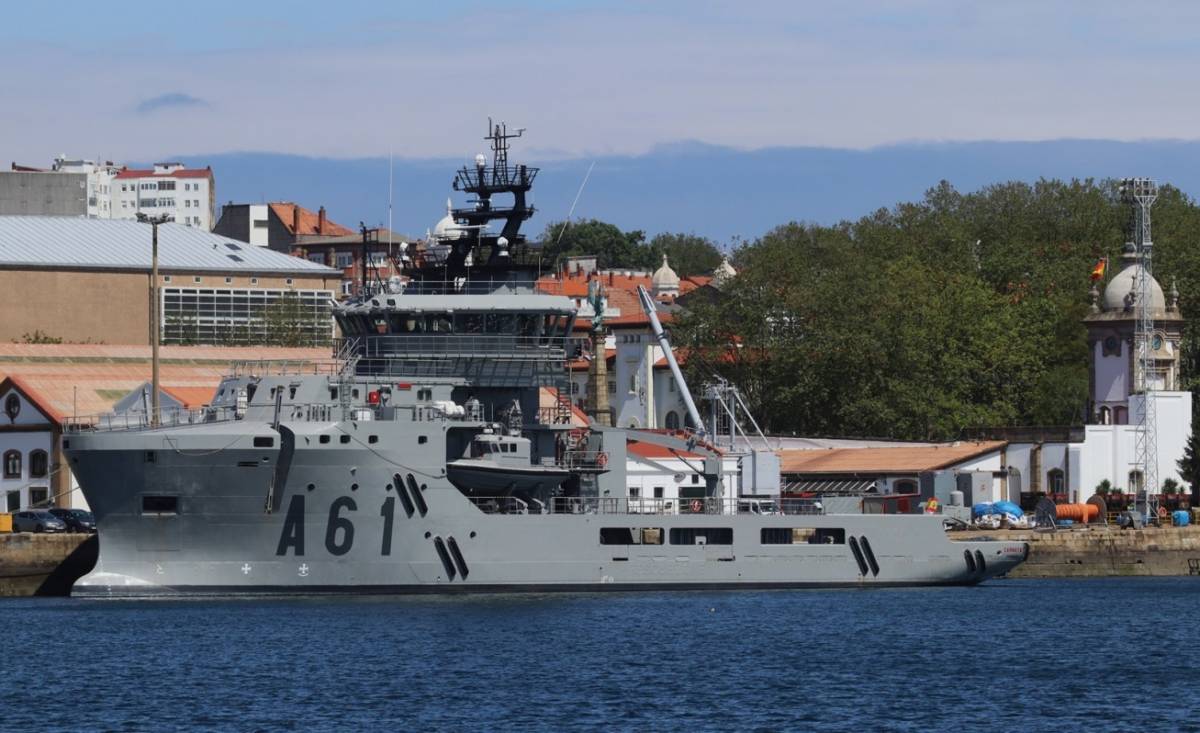 Vista del Carnota, en el arsenal de Ferrol, a la derecha vemos la puerta neoclsica de dicha varias veces centenaria instalacin de la Armada espaola. (foto Julio Maz)