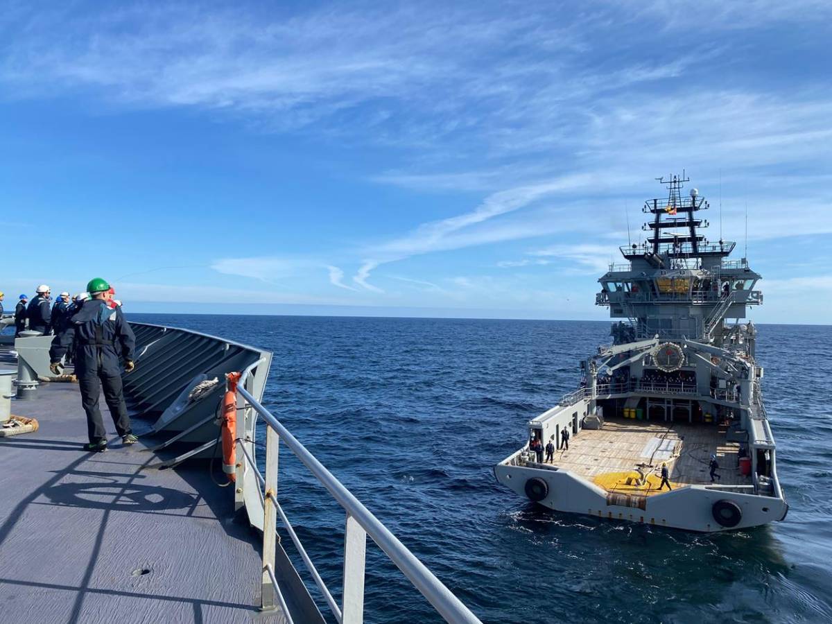 Otra vista de popa del Carnota, durante una maniobra de entrenamiento de remolcaje del lgistico Cantabria. (foto Armada)