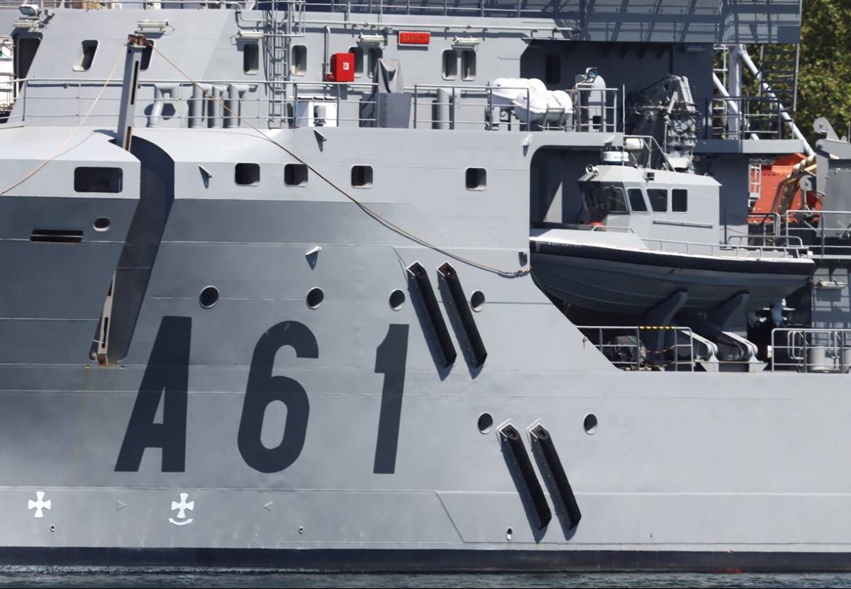 El Carnota lleva rotulado en su casco la designacin A61, que hace referencia a su rol de Auxiliar. (foto Julio Maz)