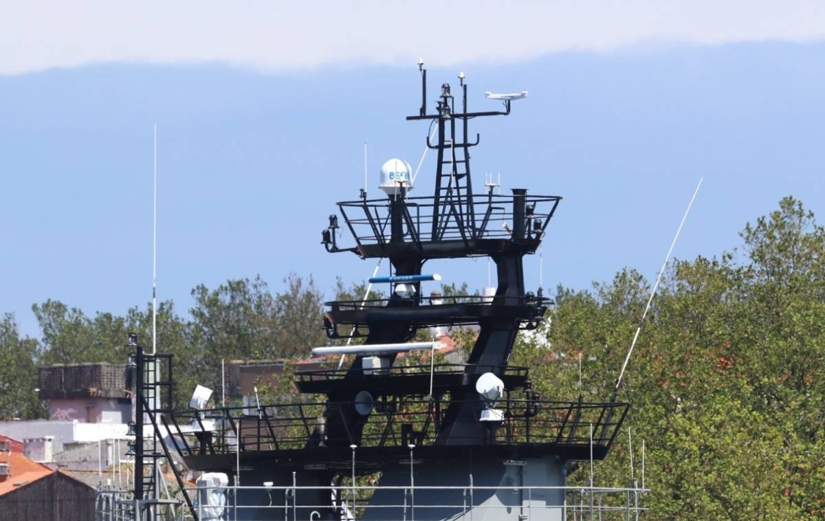 Detalle del palo mayor del Carnota en el que estn instalados varios sensores y otros equipos. (foto Julio Maz)