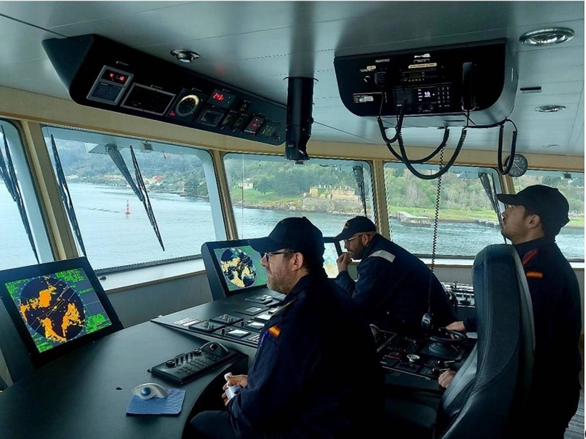 Vista del interior del puente de mando del Carnota. (foto Armada)