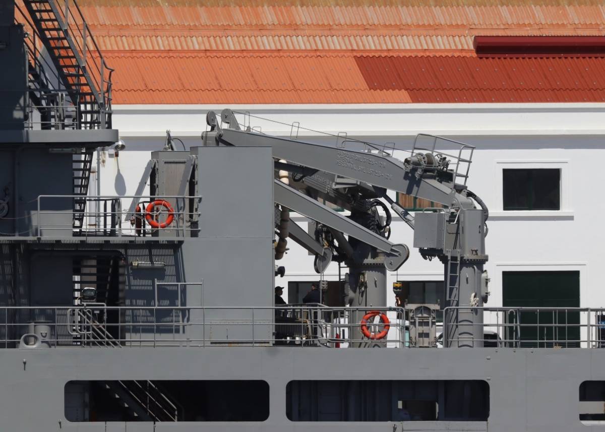 Detalle de las dos gras que lleva el Carnota sitas en su cubierta de carga. (foto Julio Maz)