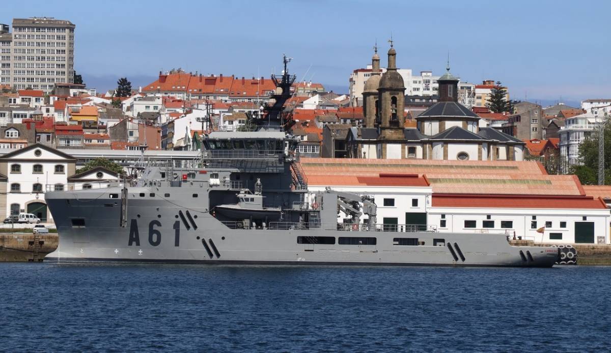 Vista lateral del Carnota, en segundo plano se ve la concatedral de Ferrol. (foto Julio Maz)