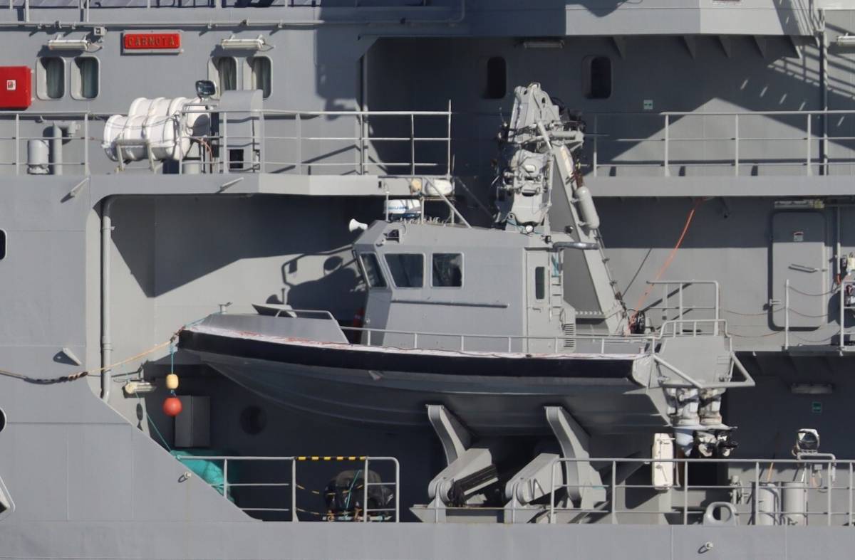 Detalle de una de las dos embarcaciones auxiliares que lleva el Carnota. concatedral de Ferrol. (foto Julio Maz)