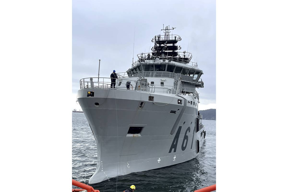 Vista de proa del Carnota, que tiene un puntal de 5,40 metros. (foto Armada)