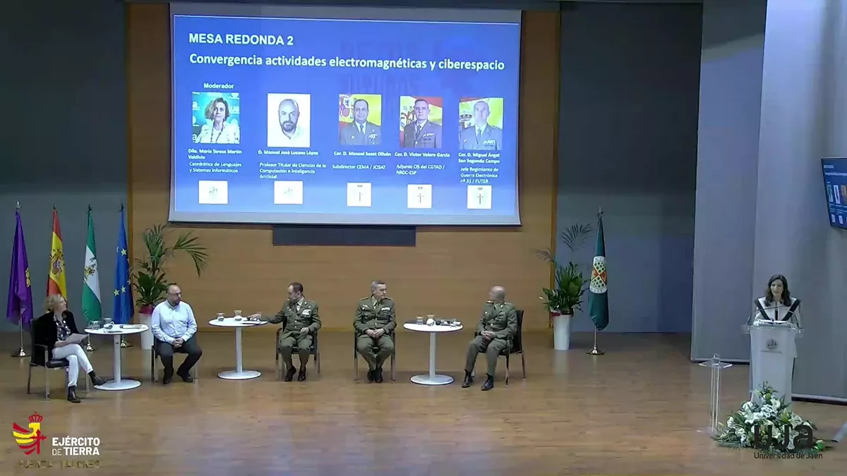 Mesa redonda "Convergencia de actividades electromagnticas y ciberespacio" .