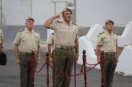 El teniente general Salom, comandante general de Canarias, y detrs el general de divisin Fernando Gracia.